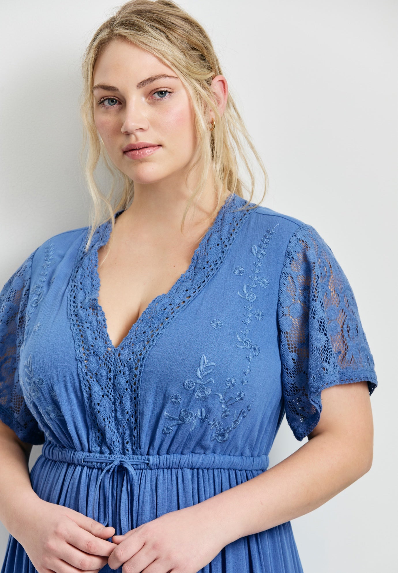 Raven Lace Maxi Dress image number 3