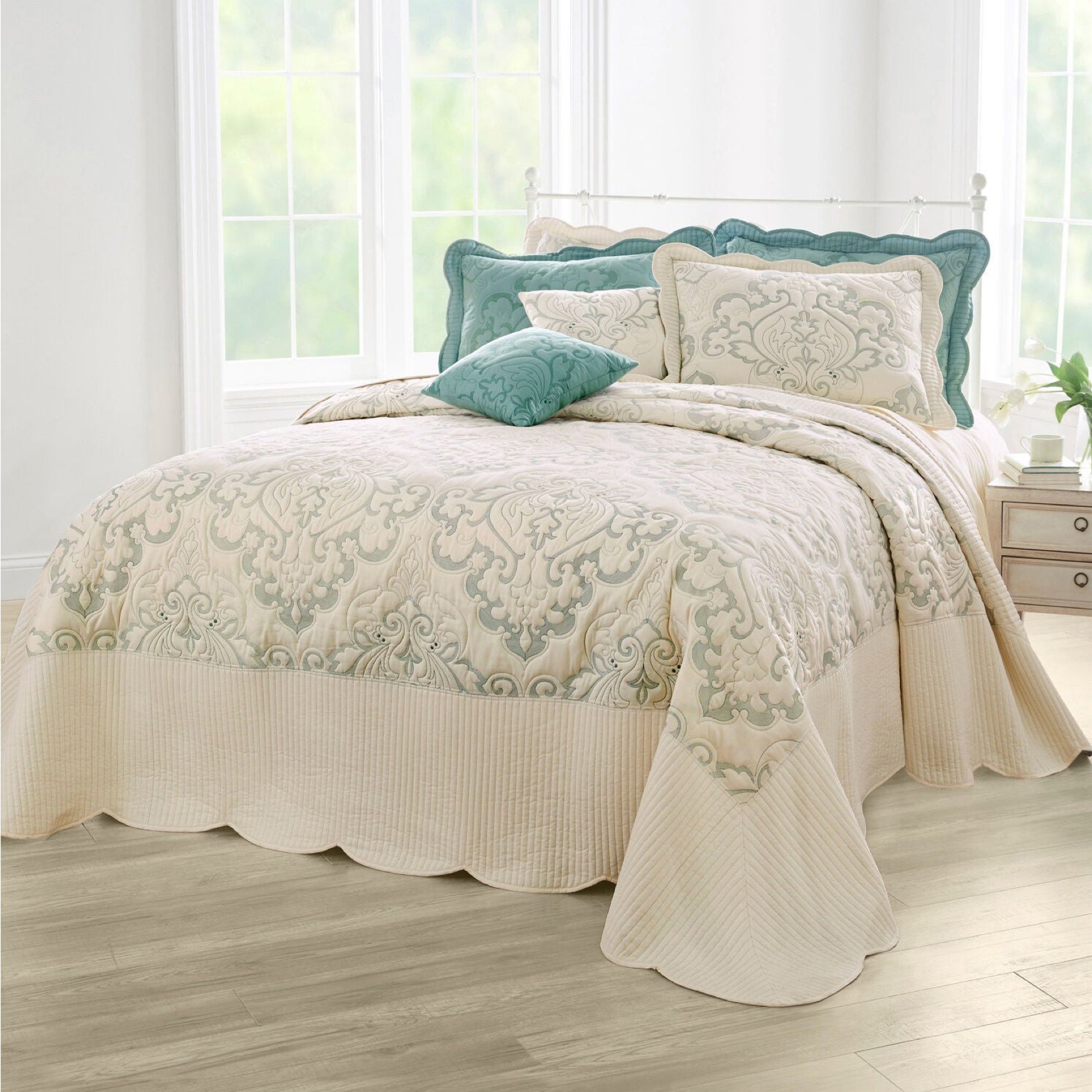 Amelia Bedspread image number 0