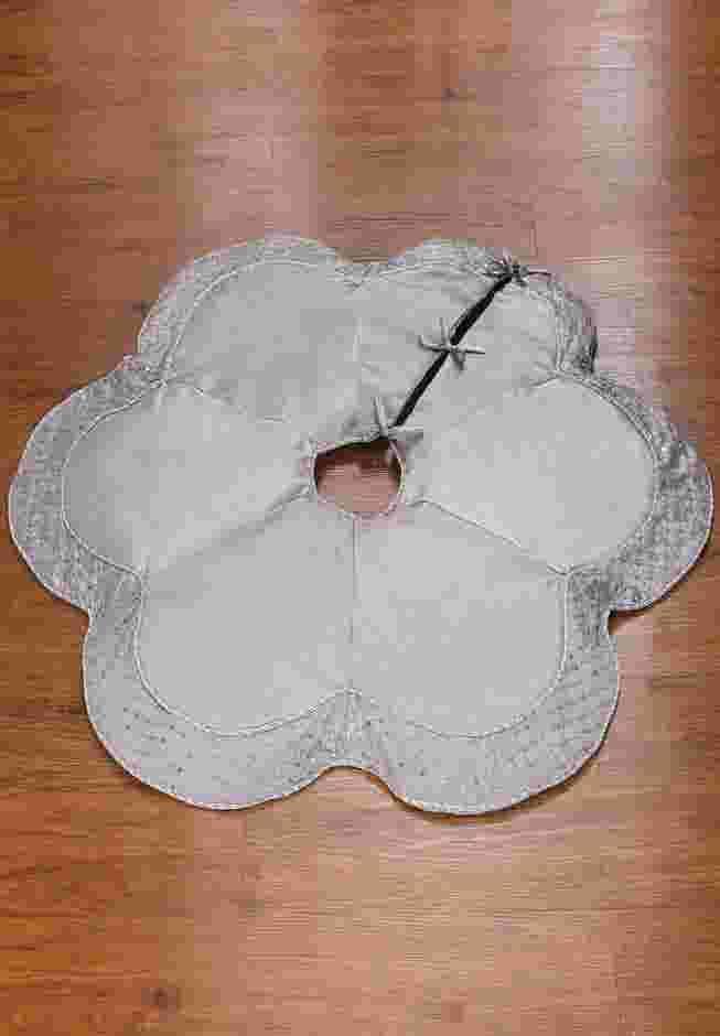 Scallop Edge Border Christmas Tree Skirt image number 1