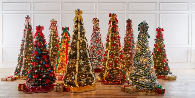 Scallop Edge Border Christmas Tree Skirt image number 2