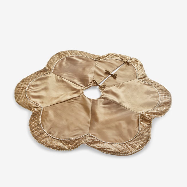 Scallop Edge Border Christmas Tree Skirt image number 0