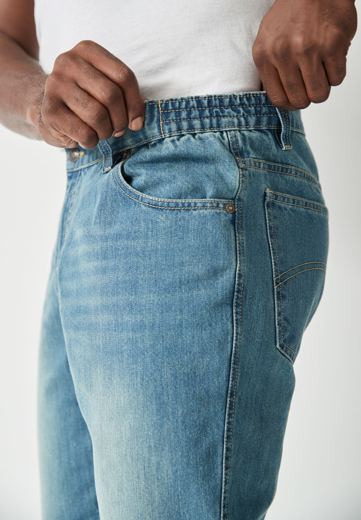 Athletic Fit Side Elastic 5-Pocket Jeans image number 2