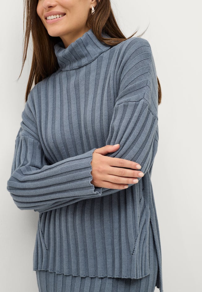 Wide Ribbed Turtleneck Pullover with Hi-Low Hem image number 2