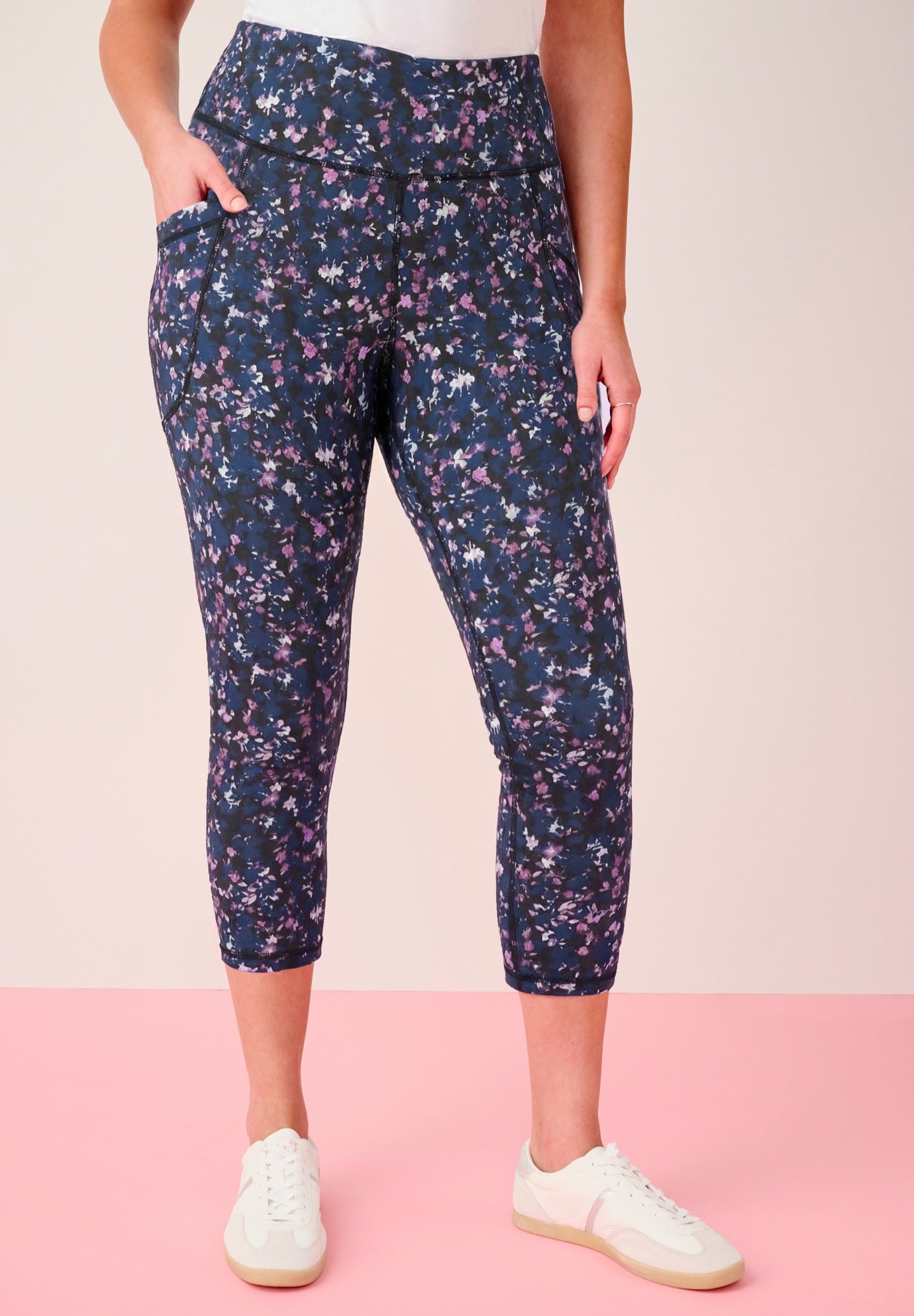 Soft Sculpt Side-Pocket Capri Legging image number 0