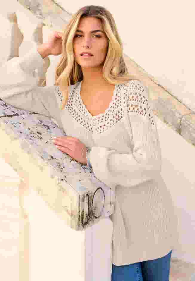 Plus Size Crochet Pullover Sweater with Sweetheart Neckline image number 2