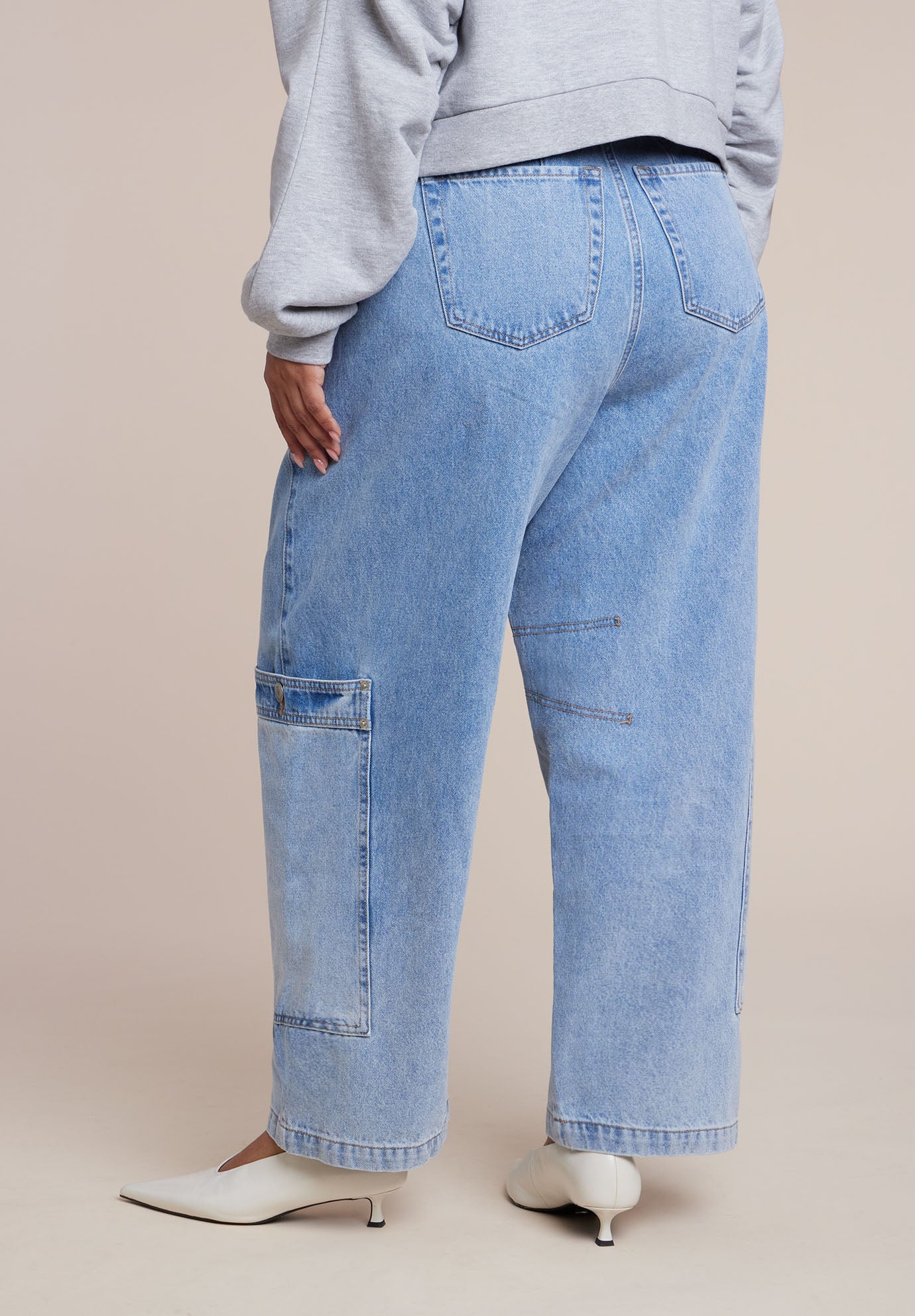 Low Rise Pocket Detail Loose Jean image number 2