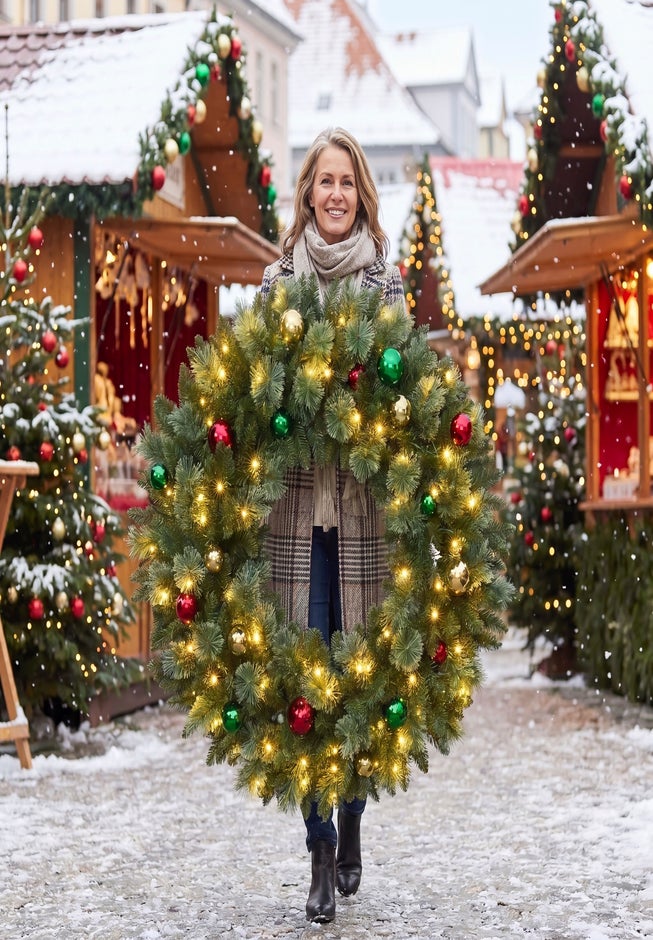 Oversized 48" Diam Pre-lit Pre-decorated Wreath image number 2