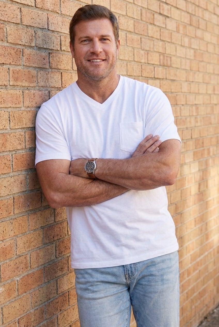 Shrink-Less Lightweight V-Neck Pocket T-Shirt image number 1